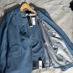 NWT Banana Republic Brand suit. The jacket is sz14 and pants z12, smoke free